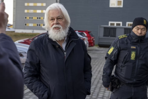 Le défenseur des baleines Paul Watson arrive à une audience au tribunal de Nuuk (Groenland), le 2 octobre 2024. (LEIFF JOSEFSEN / AFP)