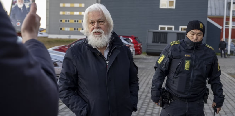 Le défenseur des baleines Paul Watson arrive à une audience au tribunal de Nuuk (Groenland), le 2 octobre 2024. (LEIFF JOSEFSEN / AFP)