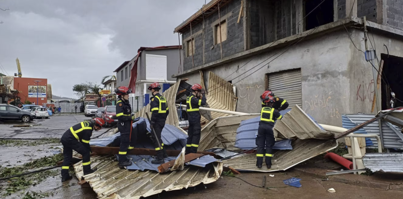 Des secouristes interviennent à Mayotte pour venir en aide aux sinistrés de l'archipel dévasté par le cyclone Chido, le 14 décembre 2024. (AP/SIPA)