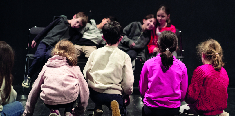 Plusieurs enfants sont présents sur la Scène du Théâtre Les Gémeaux