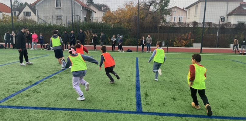 Enfants en train de jouer au football